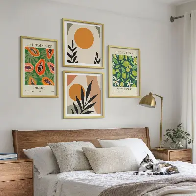 Billedvæg over sofa med boho papaya frugtmønster