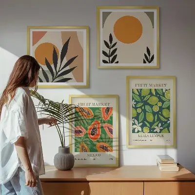 Billedvæg over sofa med boho papaya frugtmønster