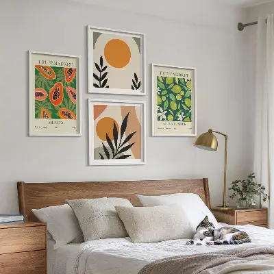 Billedvæg over sofa med boho papaya frugtmønster