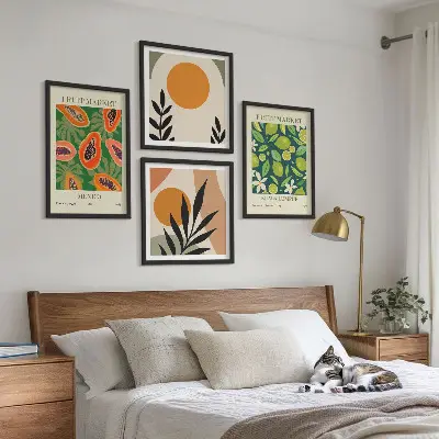 Billedvæg over sofa med boho papaya frugtmønster