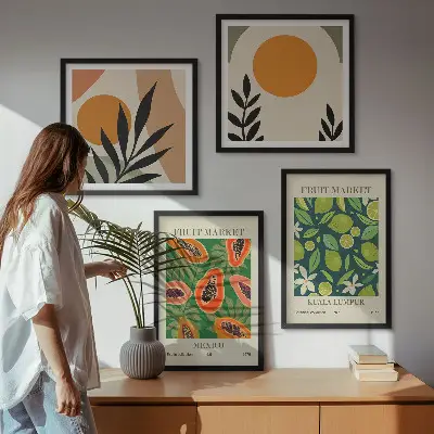 Billedvæg over sofa med boho papaya frugtmønster
