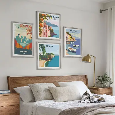 Billedvæg over sofa med retrobilleder af byer fra hele verden