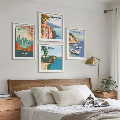 Billedvæg over sofa med retrobilleder af byer fra hele verden