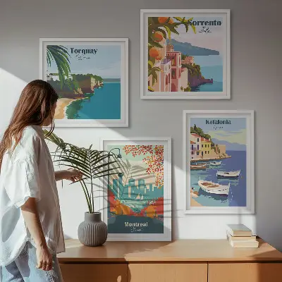 Billedvæg over sofa med retrobilleder af byer fra hele verden