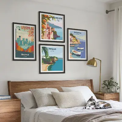 Billedvæg over sofa med retrobilleder af byer fra hele verden