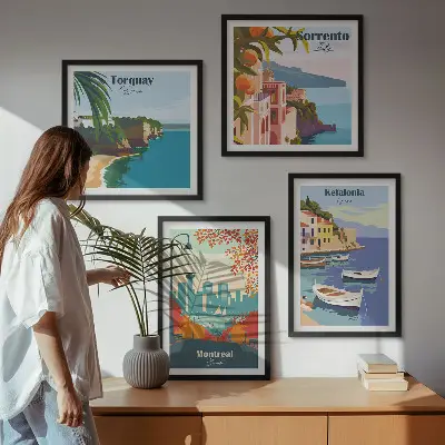 Billedvæg over sofa med retrobilleder af byer fra hele verden