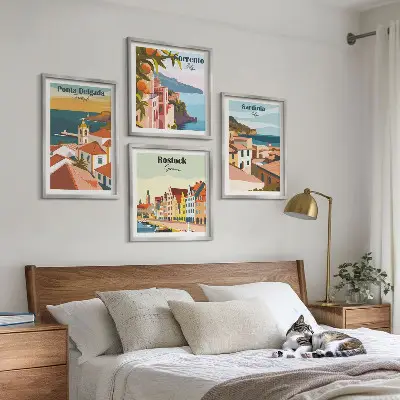 Billedvæg over sofa med motiv af udsigt over europæiske havne