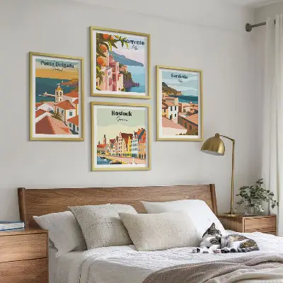 Billedvæg over sofa med motiv af udsigt over europæiske havne