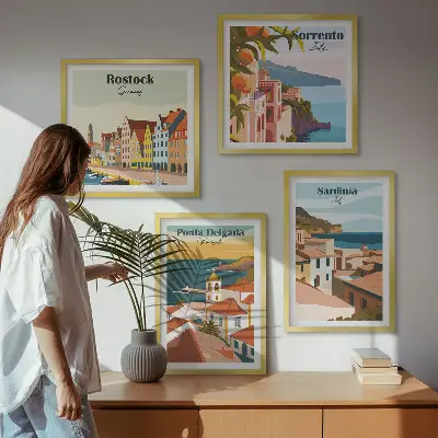 Billedvæg over sofa med motiv af udsigt over europæiske havne