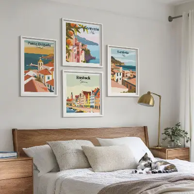Billedvæg over sofa med motiv af udsigt over europæiske havne