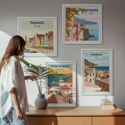 Billedvæg over sofa med motiv af udsigt over europæiske havne