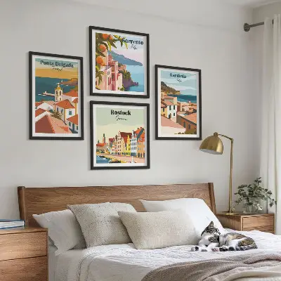 Billedvæg over sofa med motiv af udsigt over europæiske havne