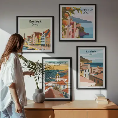 Billedvæg over sofa med motiv af udsigt over europæiske havne