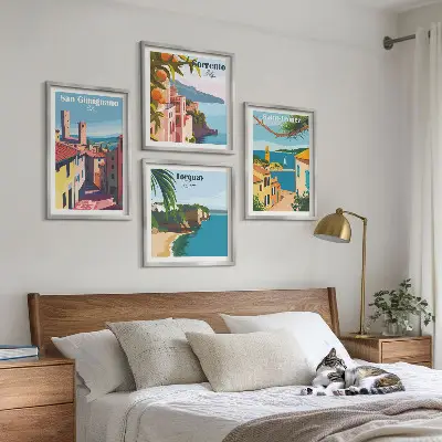 Billedvæg med motiv af italienske kystbyer over sofa