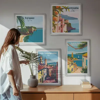 Billedvæg med motiv af italienske kystbyer over sofa