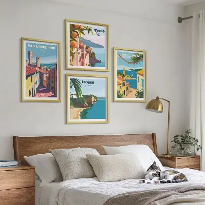 Billedvæg med motiv af italienske kystbyer over sofa