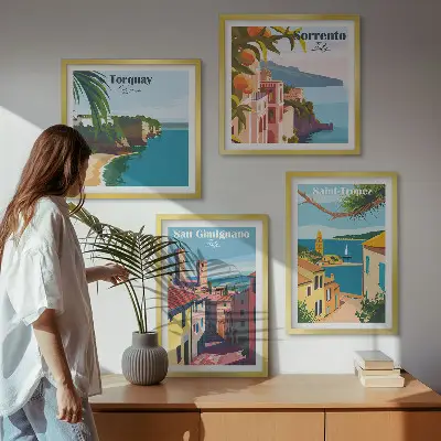 Billedvæg med motiv af italienske kystbyer over sofa