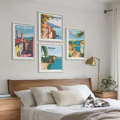 Billedvæg med motiv af italienske kystbyer over sofa