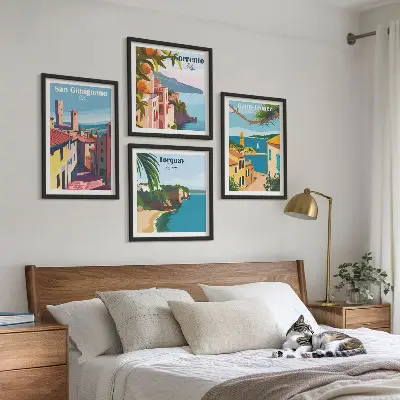Billedvæg med motiv af italienske kystbyer over sofa