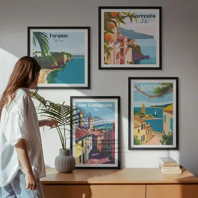 Billedvæg med motiv af italienske kystbyer over sofa