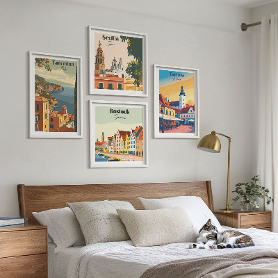 Billedvæg over sofa Kystbyernes arkitektur