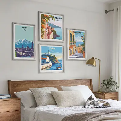 Billedvæg over sofa med farverige illustrationer af retrobyer