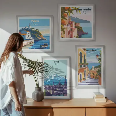 Billedvæg over sofa med farverige illustrationer af retrobyer