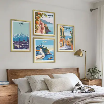 Billedvæg over sofa med farverige illustrationer af retrobyer
