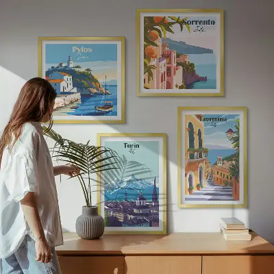Billedvæg over sofa med farverige illustrationer af retrobyer