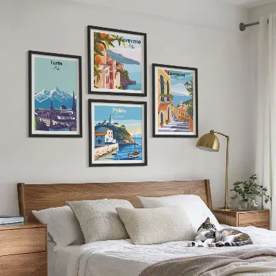 Billedvæg over sofa med farverige illustrationer af retrobyer