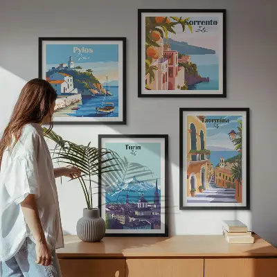 Billedvæg over sofa med farverige illustrationer af retrobyer