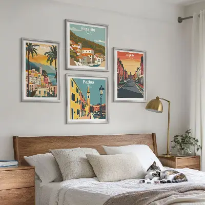 Billedvæg over sofa med motiver af bylandskaber og natur