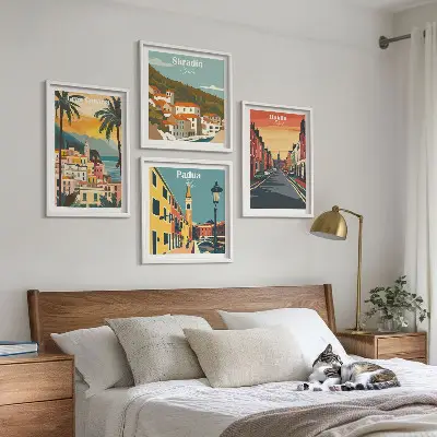 Billedvæg over sofa med motiver af bylandskaber og natur