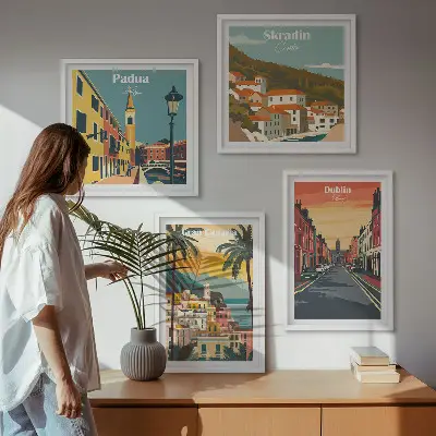 Billedvæg over sofa med motiver af bylandskaber og natur
