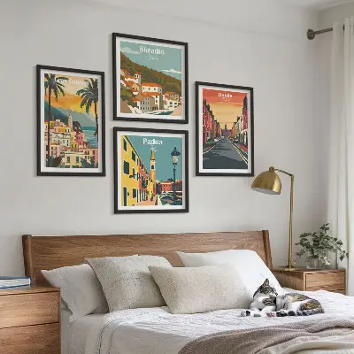 Billedvæg over sofa med motiver af bylandskaber og natur