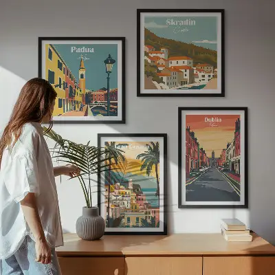 Billedvæg over sofa med motiver af bylandskaber og natur