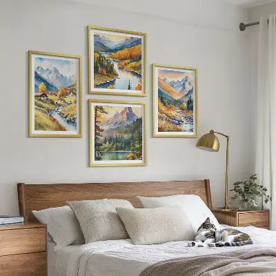 Billedvæg over sofa bjerglandskab med flod og hytter