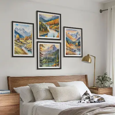 Billedvæg over sofa bjerglandskab med flod og hytter