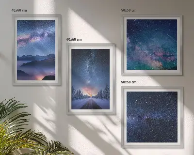 Billedvæg over sofa med motiv af nattehimmel, bjerge og vinterlandskab