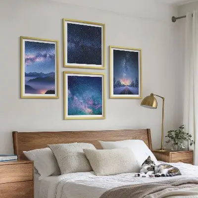Billedvæg over sofa med motiv af nattehimmel, bjerge og vinterlandskab