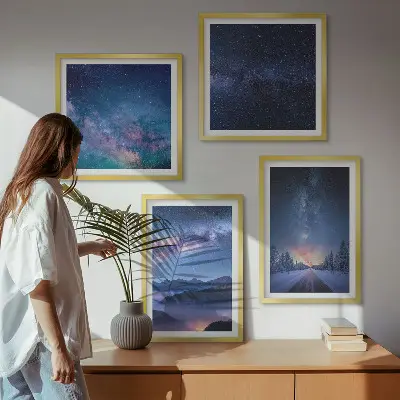 Billedvæg over sofa med motiv af nattehimmel, bjerge og vinterlandskab