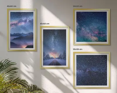 Billedvæg over sofa med motiv af nattehimmel, bjerge og vinterlandskab