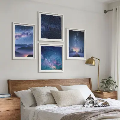 Billedvæg over sofa med motiv af nattehimmel, bjerge og vinterlandskab