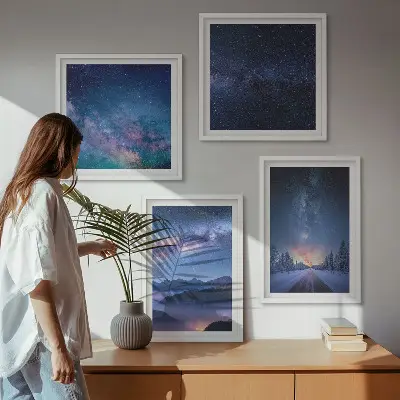 Billedvæg over sofa med motiv af nattehimmel, bjerge og vinterlandskab