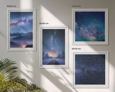 Billedvæg over sofa med motiv af nattehimmel, bjerge og vinterlandskab
