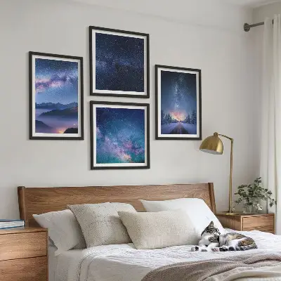 Billedvæg over sofa med motiv af nattehimmel, bjerge og vinterlandskab