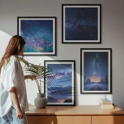 Billedvæg over sofa med motiv af nattehimmel, bjerge og vinterlandskab
