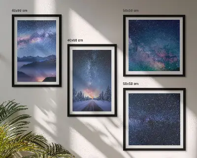 Billedvæg over sofa med motiv af nattehimmel, bjerge og vinterlandskab