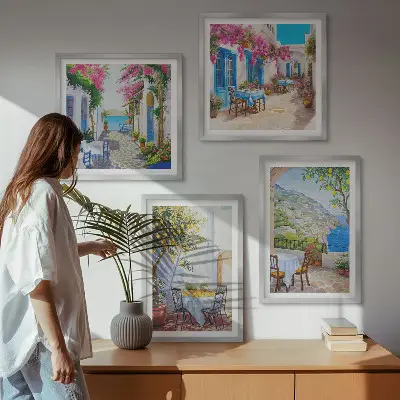 Billedvæg med charmerende gader og planter til ophæng over sofaen