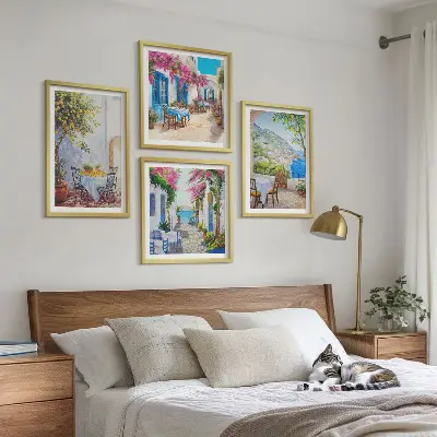 Billedvæg med charmerende gader og planter til ophæng over sofaen